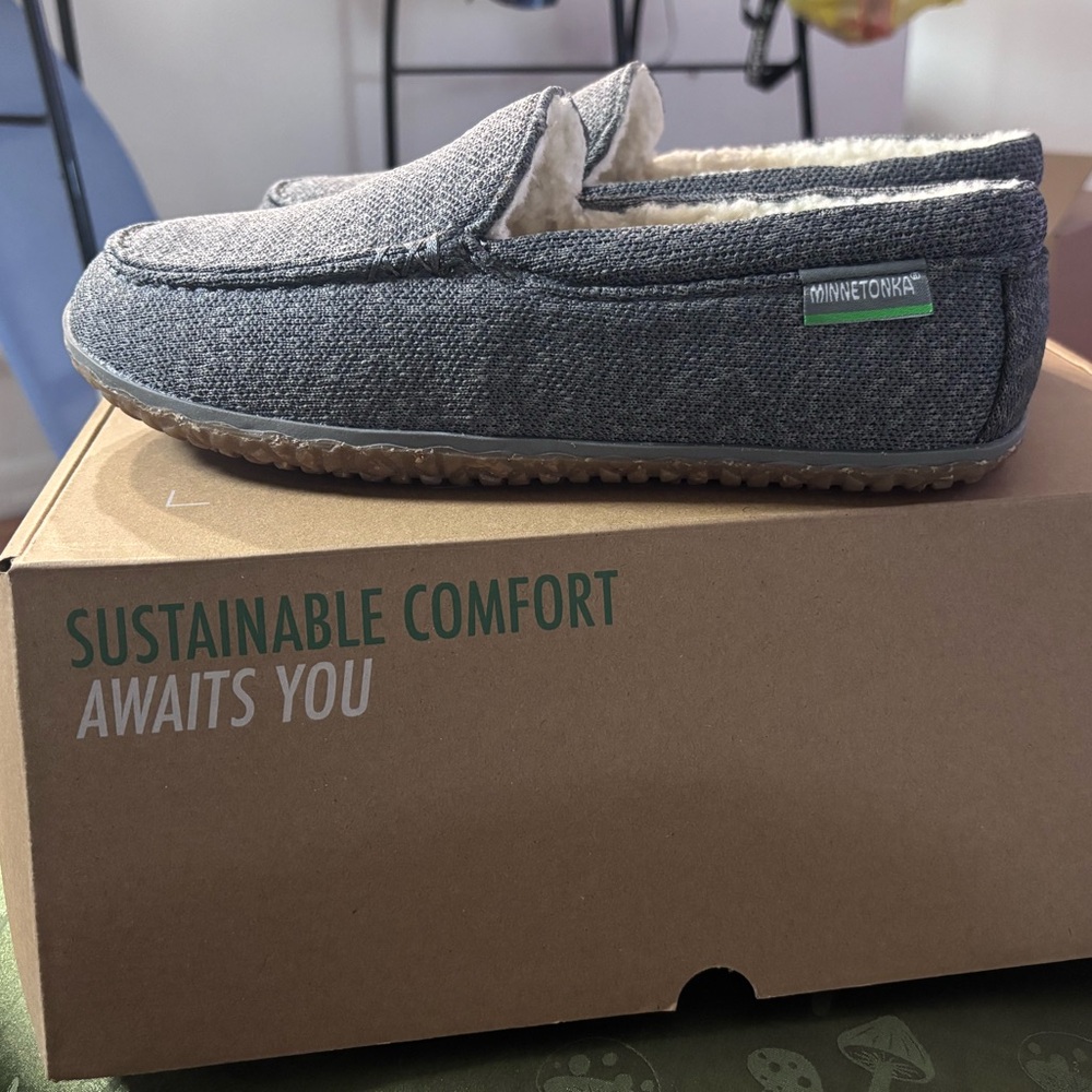 Minnetonka Men’s Gray Sherpa-Lined Moccasin Slip-On size 9